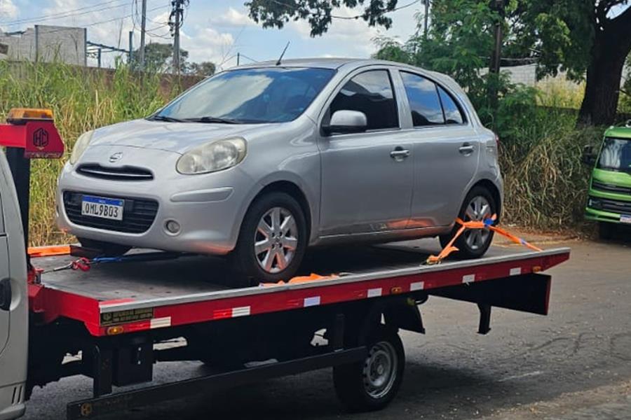 Carro de passeio amarrado na plataforma do guincho da 3L Autosocorro em Goiânia